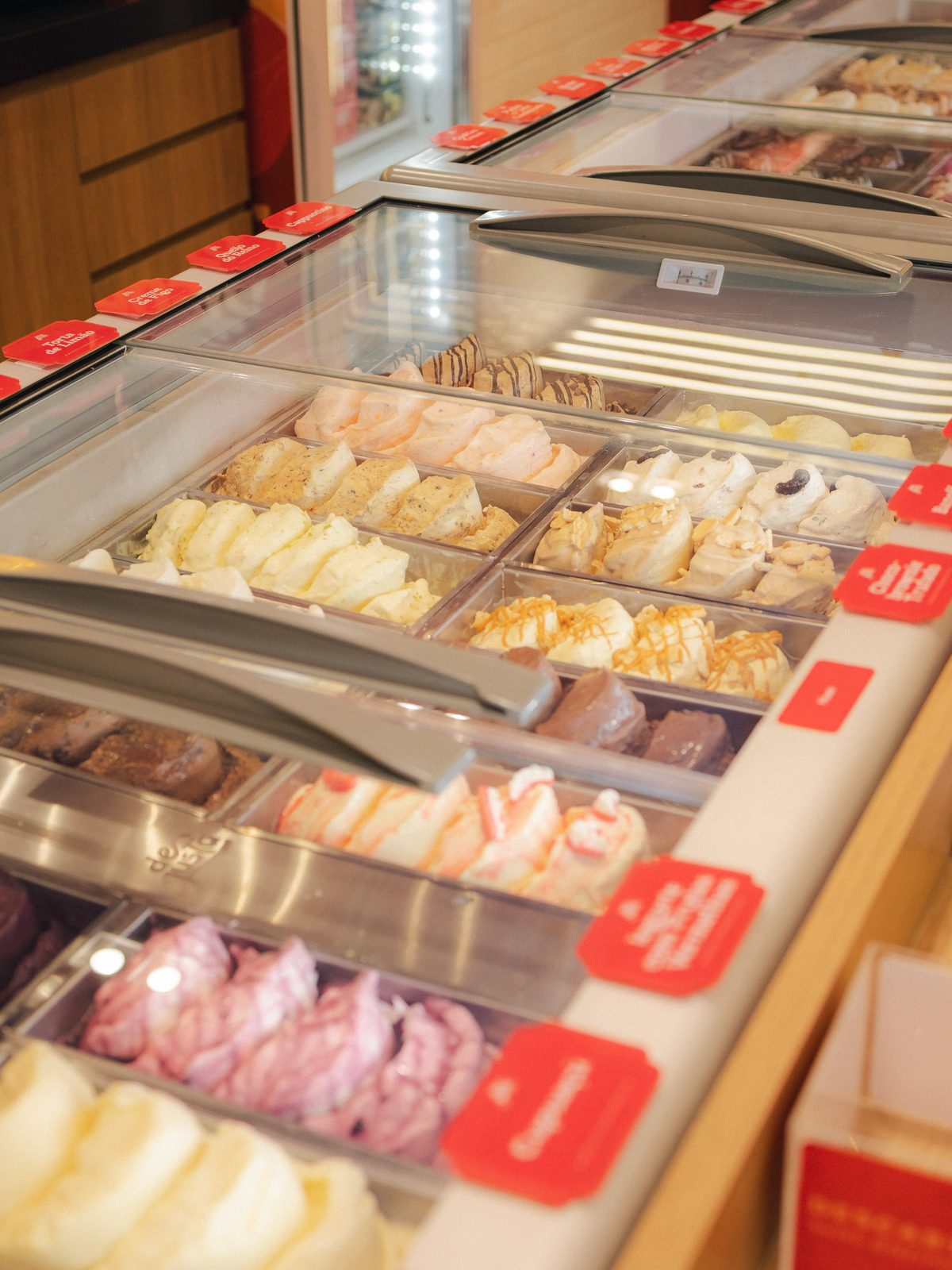 Vitrine da Degusta com os potes de sorvete e as plaquinhas de sabor